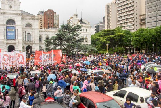 Protesta frente al nuevo código de convivencia que se aprobó en La Plata: 