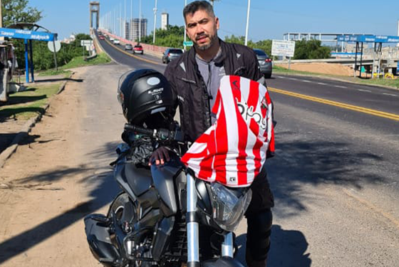 Carlos Galán y su viaje en moto desde Corrientes a Asunción para ver a Estudiantes: 