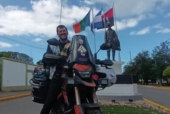 Emilio Mendoza, argentino que viajaba en moto por Latinoamérica y naufragó en el Tapón de Darién: 